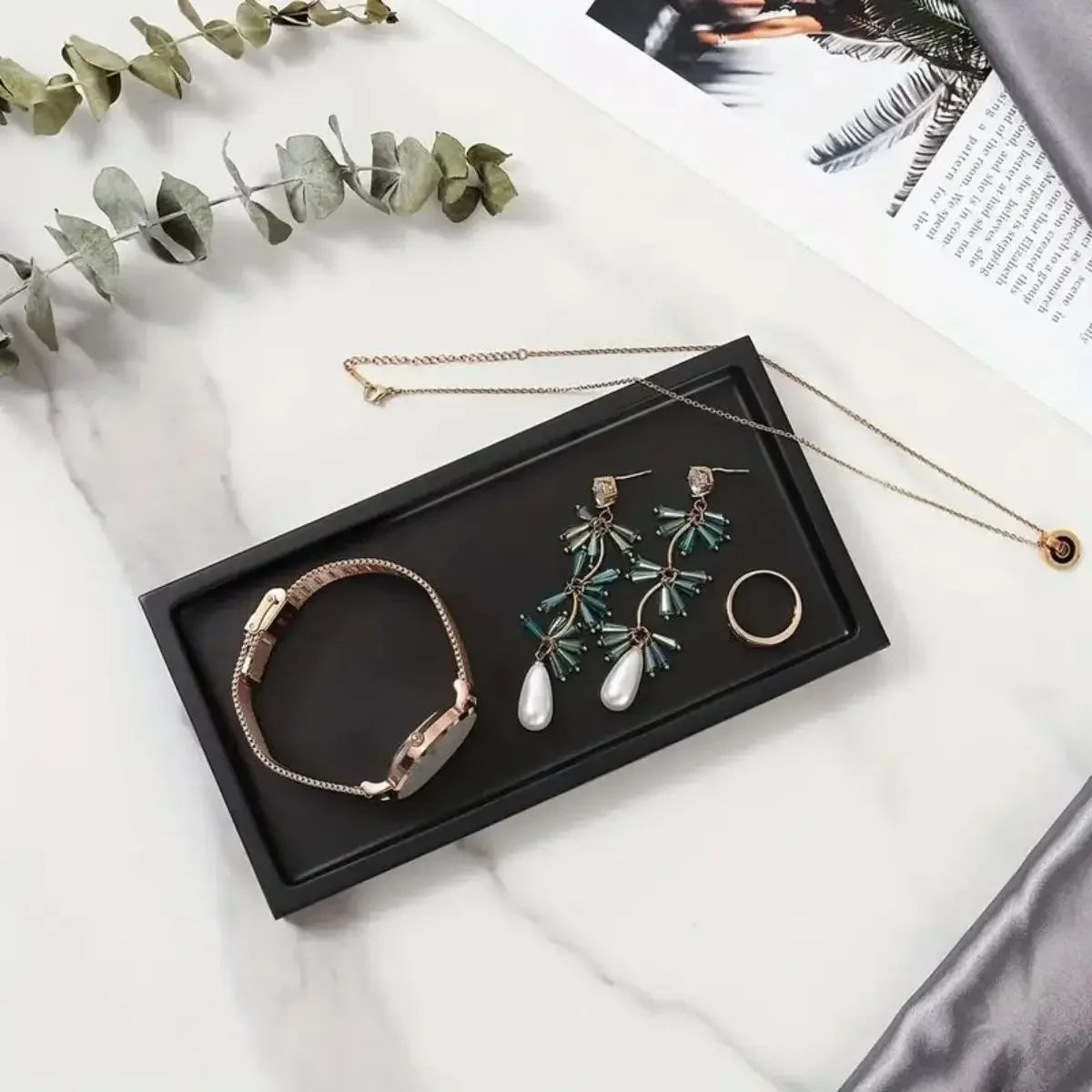A multifunctional bathroom countertop storage tray, hand sanitizer shampoo display tray, jewelry display tray