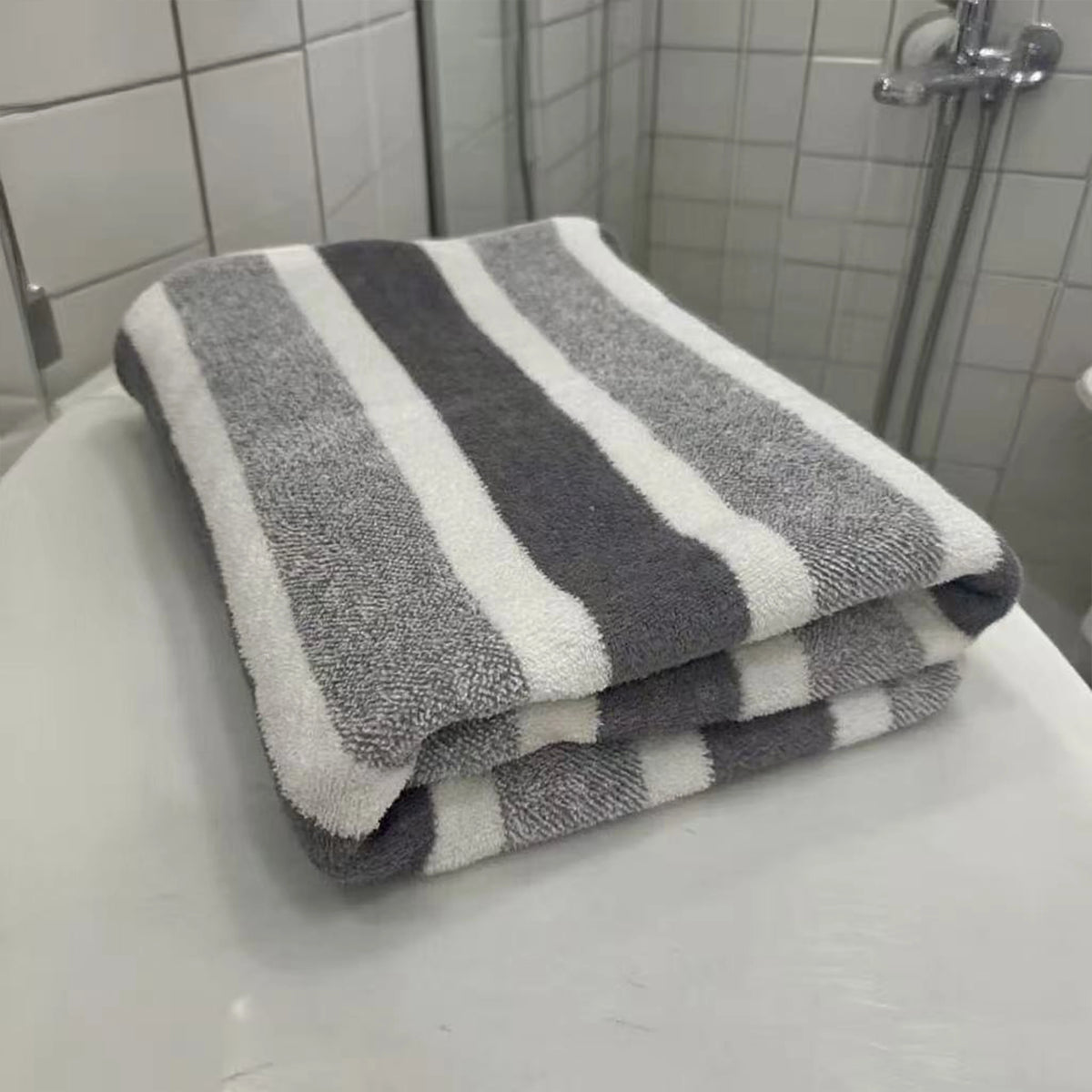 1-pack thick bath towel, strong water absorption and quick drying, non shedding, durable - very suitable for families, beaches,